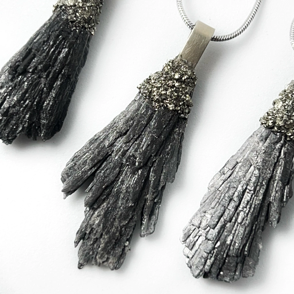 SKU 18.145 DIJE DE ALPACA ESCOBA DE BRUJA Y PIRITA 1