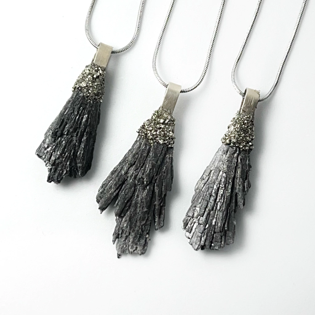 SKU 18.145 DIJE DE ALPACA ESCOBA DE BRUJA Y PIRITA