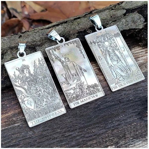 Dije carta de tarot de acero quirúrgico grabado