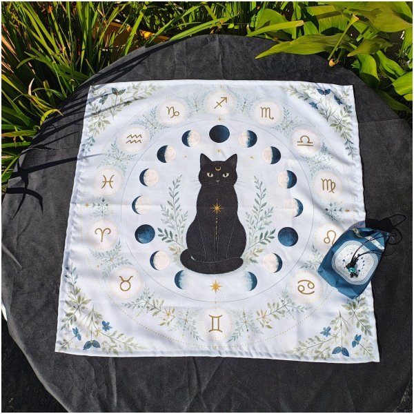 GATO NEGRO FONDO CELESTE PAÑO DE TAROT GRANDE 65X65CM CON BOLSA