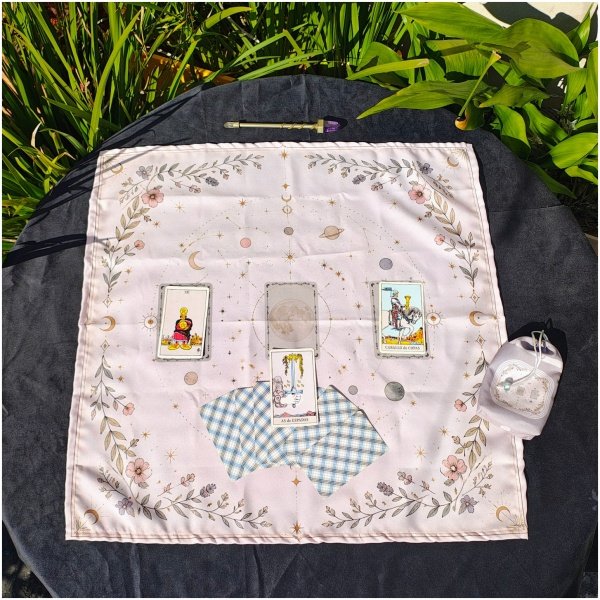 3 CARTAS FONDO CLARO PAÑO DE TAROT GRANDE 65X65CM CON BOLSA